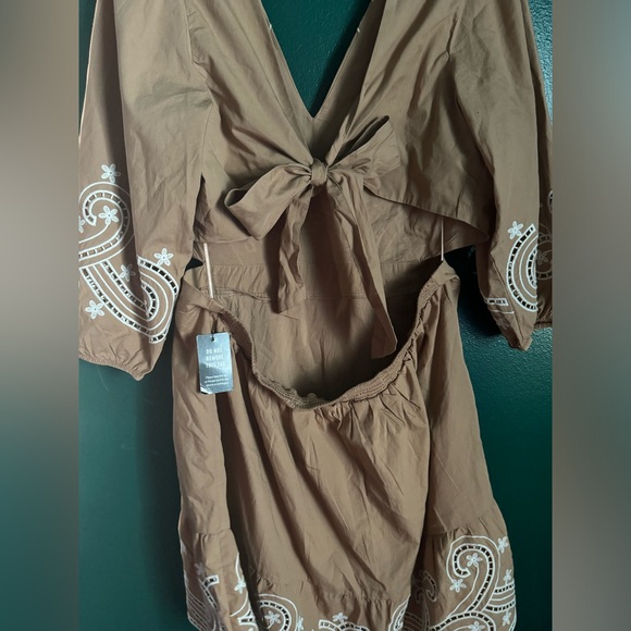 Express Tan with White Embroidery Design and Cut-Out Back with Tie | Size XL - Picture 4 of 8